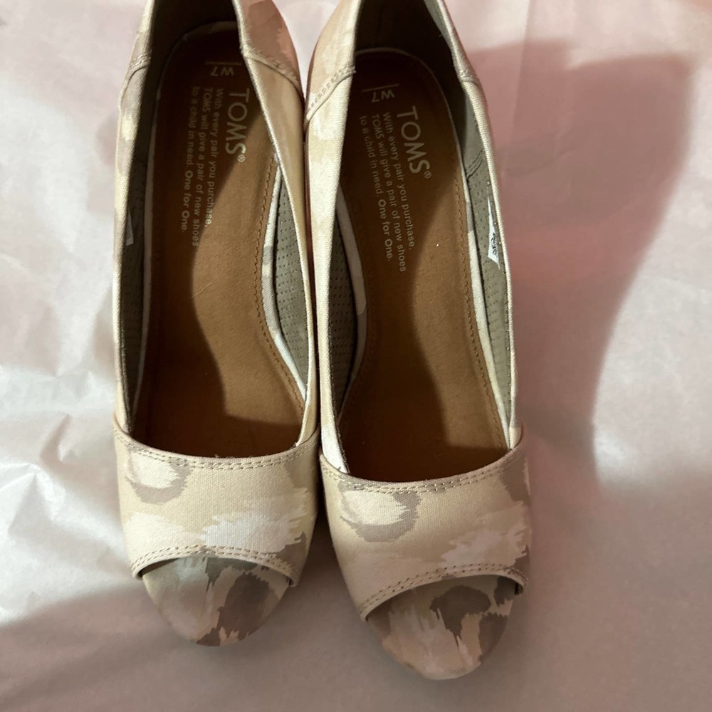 TOMS wedges